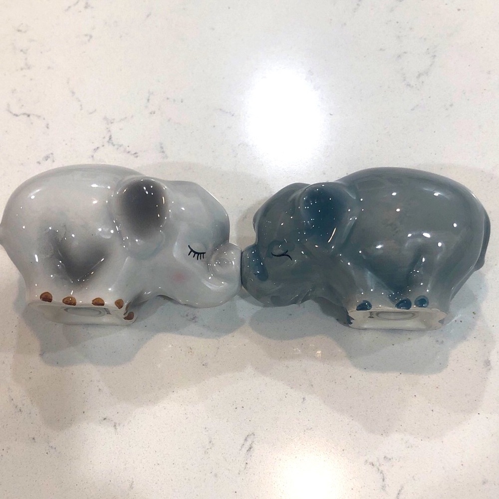 Westland NWOT Elephant “Kissing” Magnetic Salt and Pepper Shakers Whimsical Fun